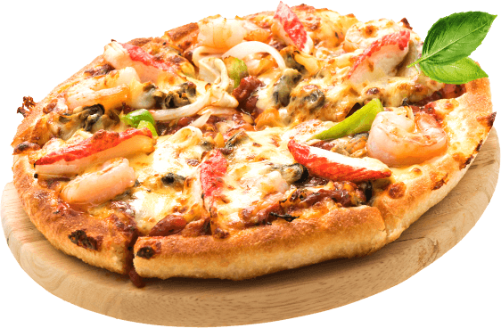 Pizza hải sản với tôm, thanh cua, phô mai tan chảy, ớt chuông và hành tây, được đặt trên thớt gỗ.