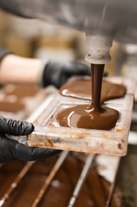 Hình ảnh minh hoạ của tempering trong quy trinh bean to bar
