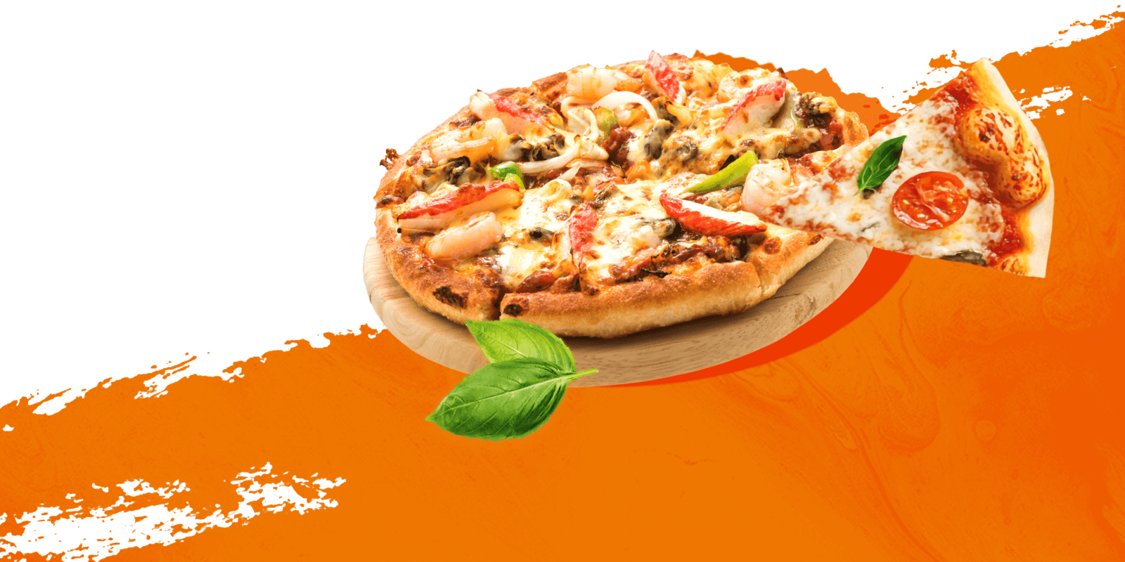 Pizza hải sản nóng hổi trên đế gỗ, với lớp phô mai tan chảy, tôm, ớt chuông, và hành tây, kèm một lát pizza phô mai cà chua tươi hấp dẫn.